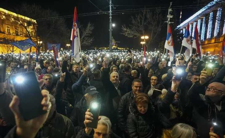 В Сербии протестующие попытались поджечь мэрию после трагедии на вокзале